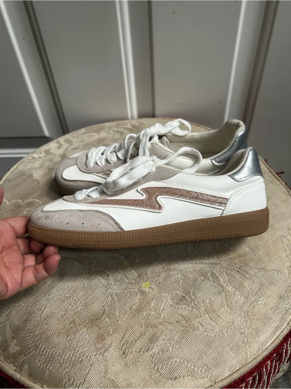 Madden Girl Kirby White & Taupe Suede Accent Sneakers Sz 4